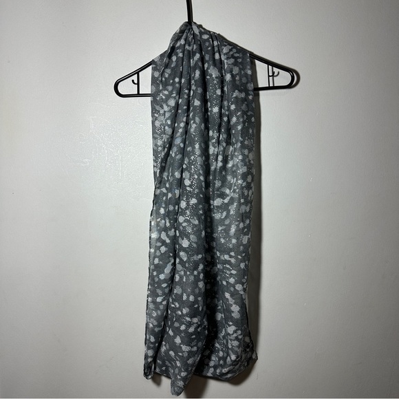 Chico’s NWT 20x70 Fawn Fun Foil Infinity Gray Patterned Women's Scarf - Picture 2 of 6
